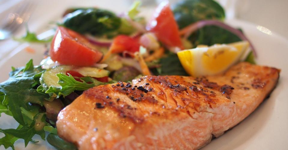 Lachs, gebraten mit Salat