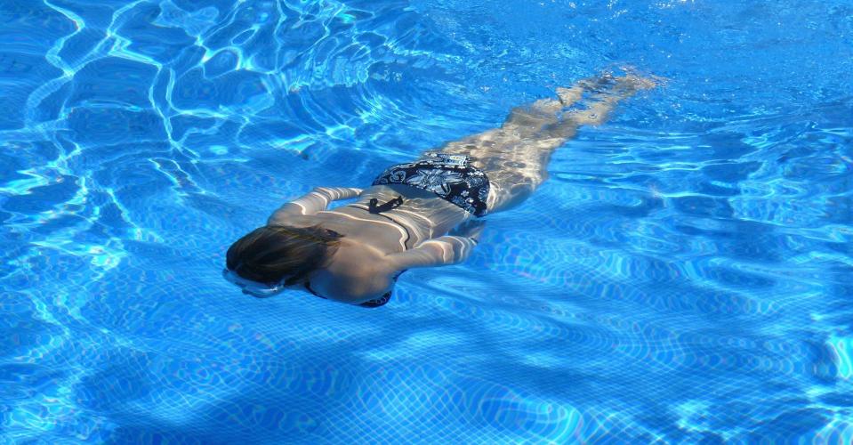 Frau in Swimming pool